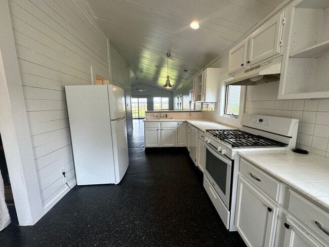 Building Photo - 2 Bedroom One Bath Lake House