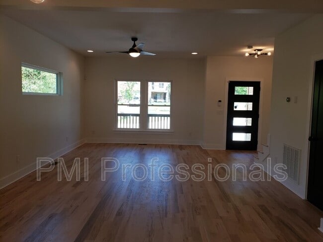 Building Photo - 215 Eisenhower Dr