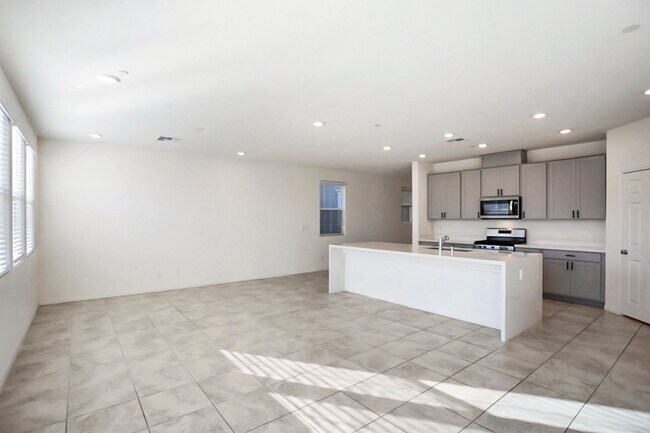Building Photo - INSPIRADA BEAUTY WITH BED AND FULL BATH ON 1ST FLOOR