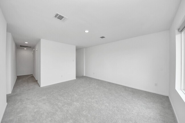 Building Photo - 3012 Sunrise Dr