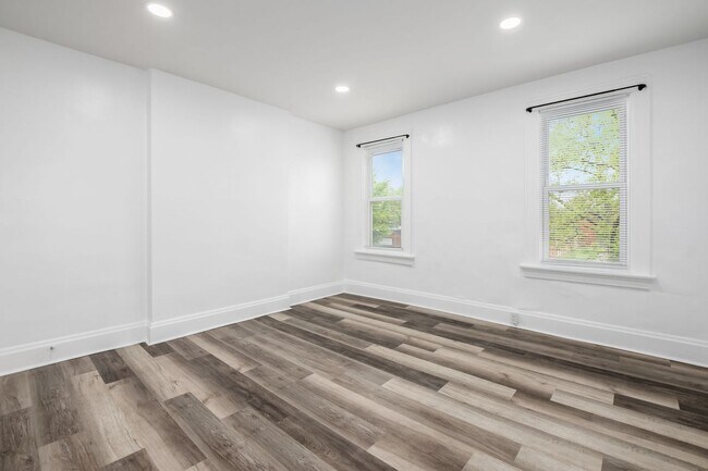 Building Photo - Fully renovated...extra half bath...laundr...