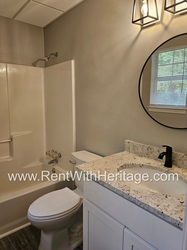 Building Photo - Gorgeous 5 bedroom/ 3 bath/ Upgrades Galor...