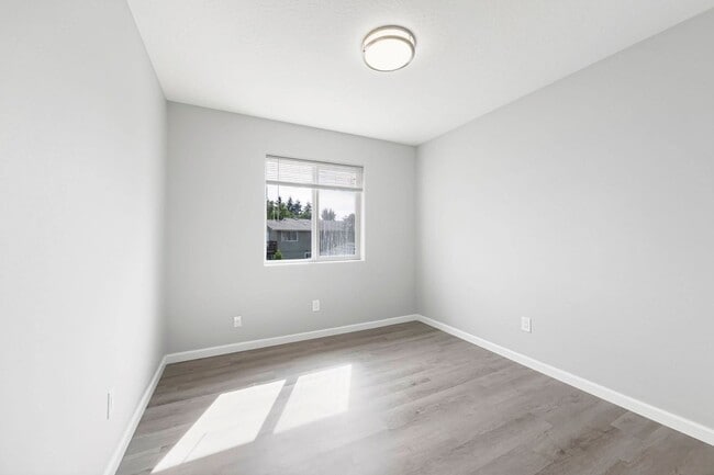 Building Photo - Fantastic 3-Bedroom, 1.5-Bath Duplex With landscaping Included!