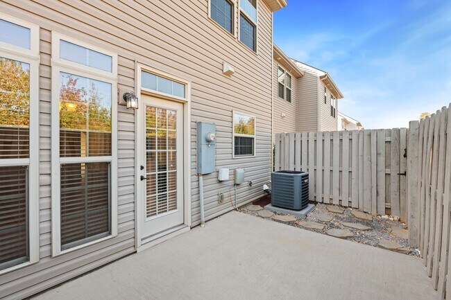 Building Photo - Beautiful 3 BR, 2.5 BA Townhome Easy Access to I-85 & I-385