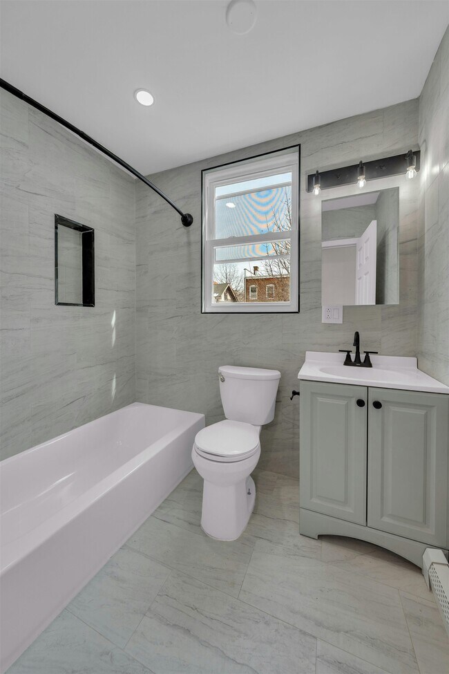 Building Photo - 811 Montgomery St