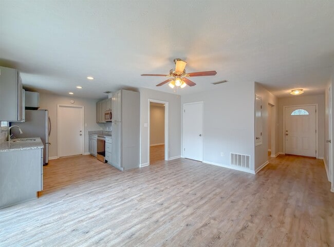 Building Photo - 3235 Springdale Dr