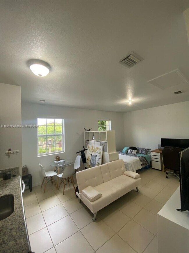 Building Photo - 16934 SW 92nd St Cir