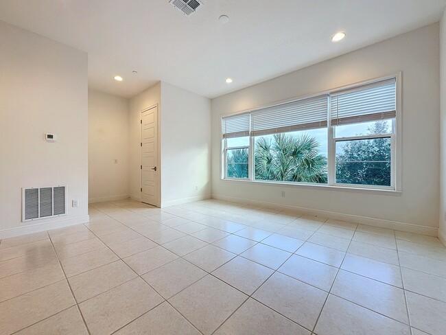 Building Photo - 10090 Sunnifa Aly