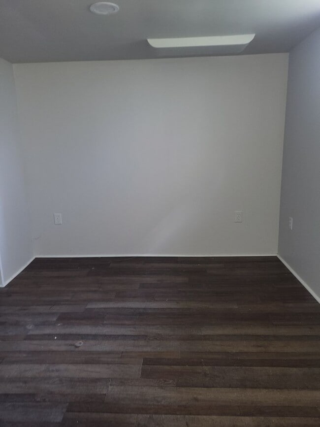 Building Photo - Three bedroom two bath located in North Hills!