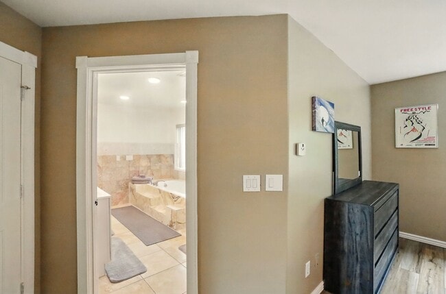 Building Photo - Beautiful Fully furnished 4 bedroom 2.5 bath