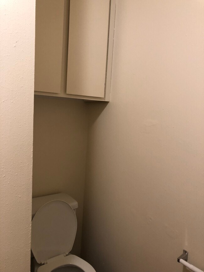 Building Photo - 595 NW Oak Ave