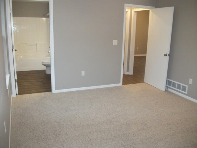Building Photo - 2400 Walden Ln