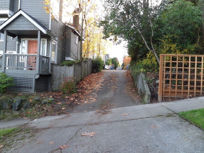 Building Photo - Fantastic 3 Bedroom Townhome w/Attached Garage and A/C in Seattle!!