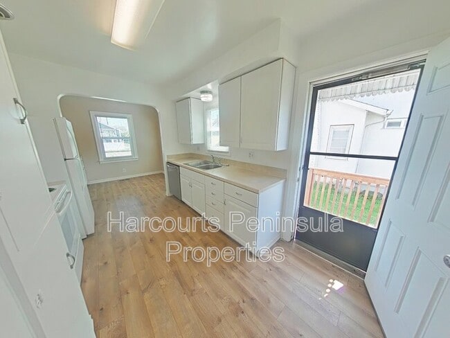 Building Photo - 1011 N Rainier Ave