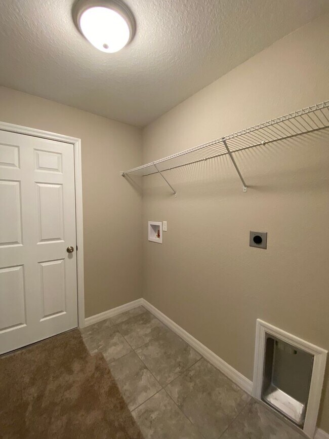 Building Photo - Custom Home - Desirable SW Ocala neighborhood 3/2/2 ** Wont Last**