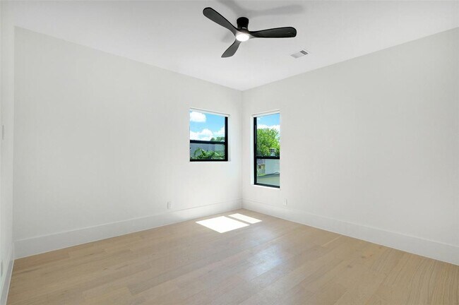 Building Photo - 6618 Schiller St