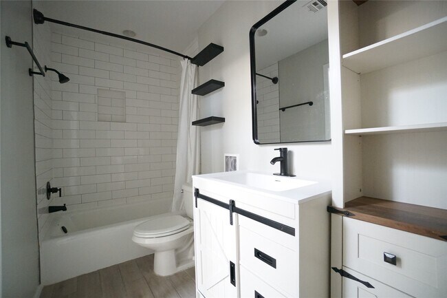 Building Photo - 6008 Inwood Dr