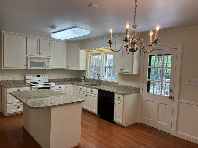 Building Photo - 1513 Raeford Rd