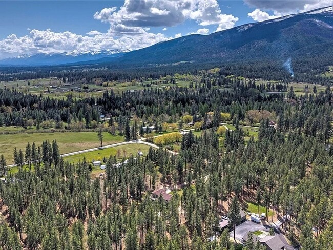 Building Photo - Beautiful spacious 3 bed, 3 bath home situated on 2.53 private acres in Stevensville.