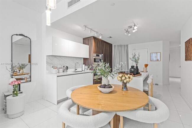 Building Photo - 851 NE 1st Ave