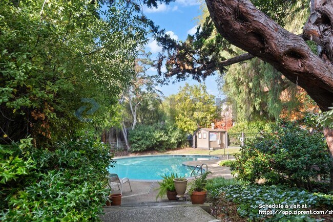 Building Photo - 2000 Rock St