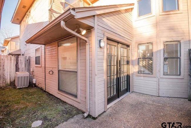 Building Photo - 5911 Hollytree Dr
