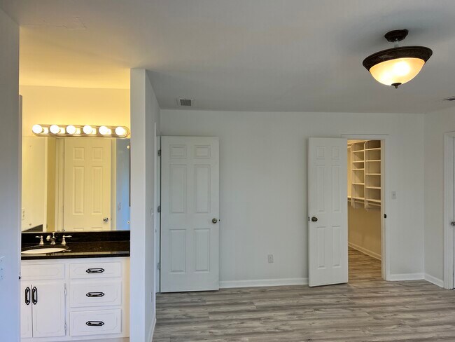 Building Photo - 10590 Haynes Bridge Rd