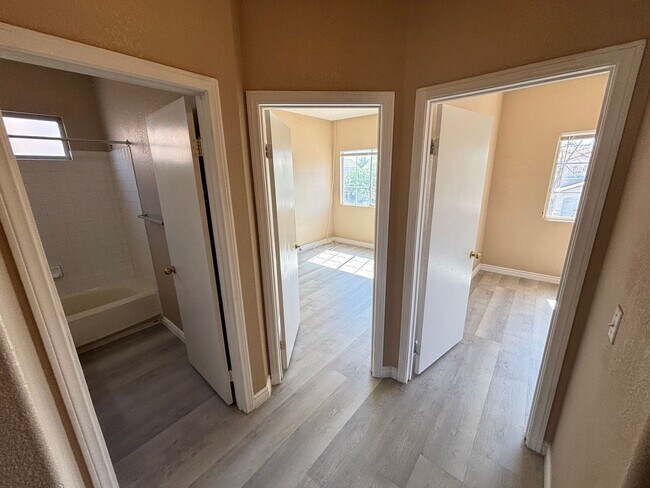 Building Photo - Beautiful 3Bed/2Bath/2Car residence located in Sunrise Manor / Winterwood area