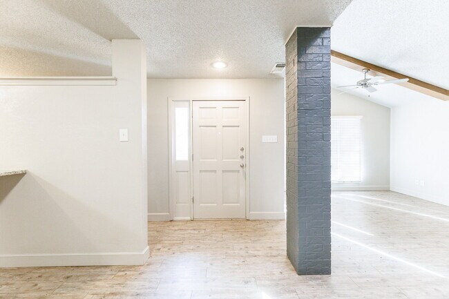 Building Photo - Spacious 3/2/2