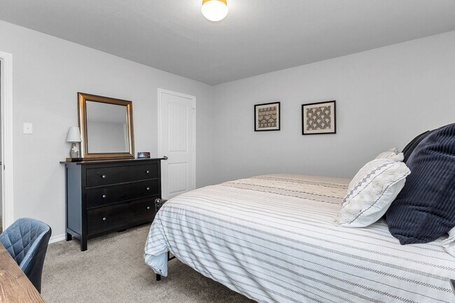 Building Photo - ASK ABOUT FREE APPLICATIONS THROUGH AUGUST!  "Spacious 6-Bedroom Retreat with 3.5 Baths and Over ...