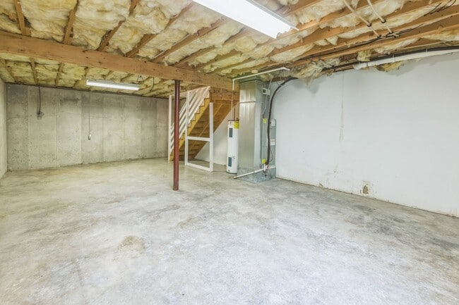 Building Photo - Newly renovated 2bd/1.5 bath end unit town...