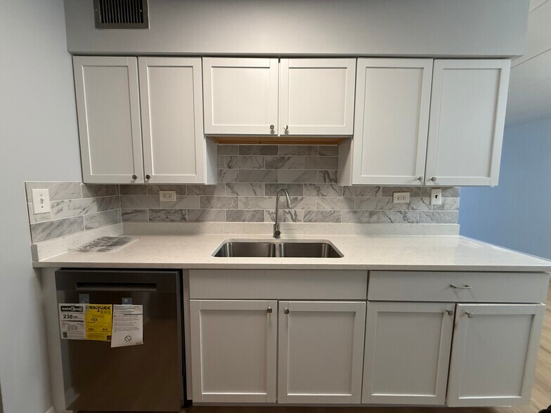 Building Photo - 300 S Roselle Rd