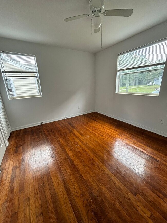 Building Photo - 4633 Sunderland Rd