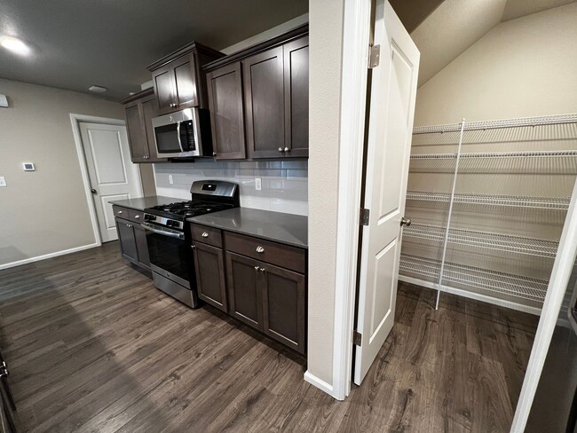 Building Photo - 4 Bed DuPont Townhome for Rent