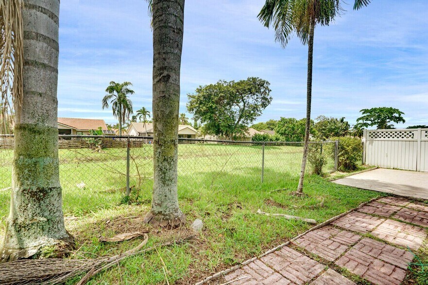 Building Photo - 9044 Pine Springs Dr