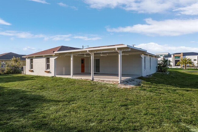 Building Photo - 2320 SW 21st St