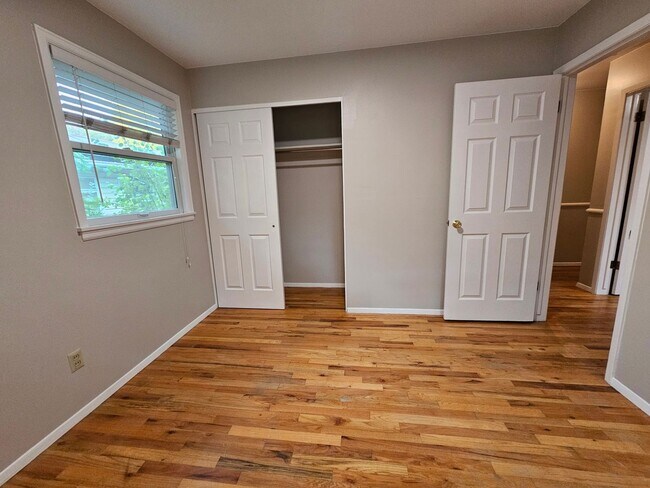 Building Photo - Virginia Village 4 Bed 3 Baths Large Yard Attached Garage Super Spacious!