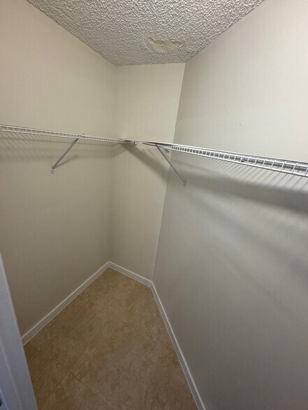 Building Photo - 211 Lake Pointe Dr