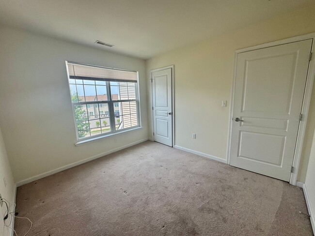 Building Photo - Spacious 3BR/2.5BA Townhome in Desirable B...