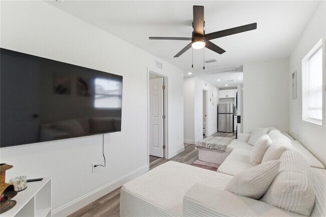 Building Photo - 1 31st St S