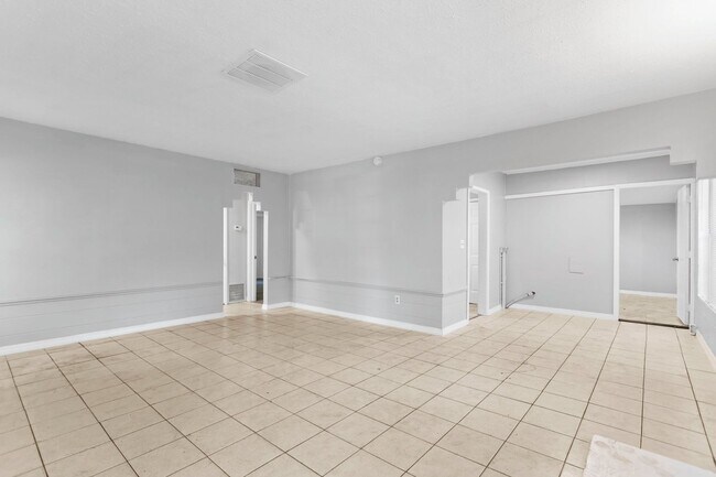 Building Photo - Spacious 3bdrm/1bath House $2295.00 ** Fen...