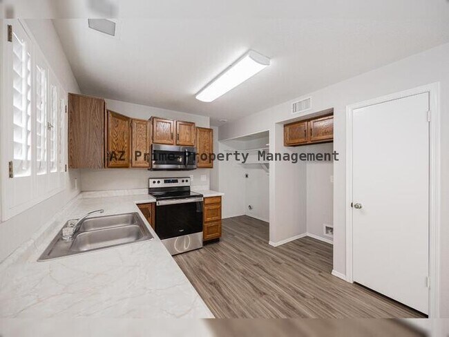 Building Photo - 619 E Jensen St