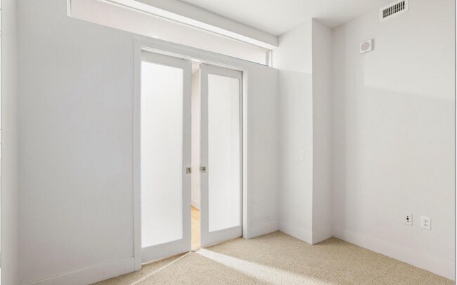 Building Photo - 1 Bed Plus Den 1 Bath! Pets Welcome! Pool!