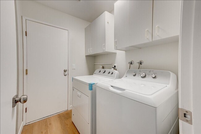 Building Photo - 11370 Travis Pl