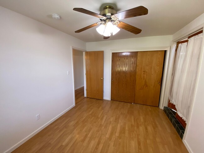 Building Photo - NE Visalia home available now!