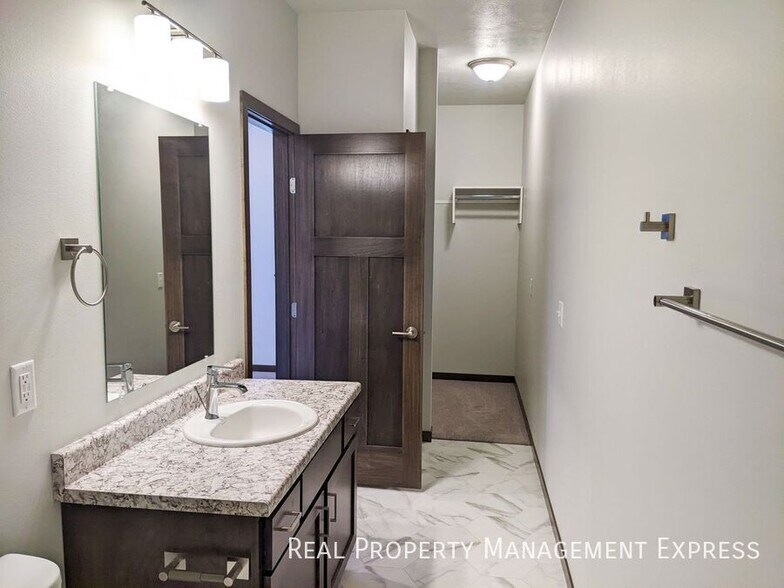 Building Photo - 2 Bedroom 2 Bathroom Townhome w/ Attached Garage