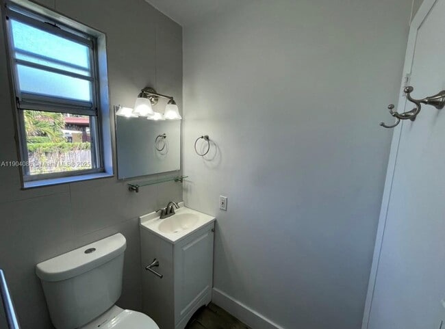 Building Photo - 1810 SW 33rd Ave