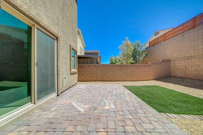 Building Photo - Beautiful DR Horton Home in Centennial Hil...
