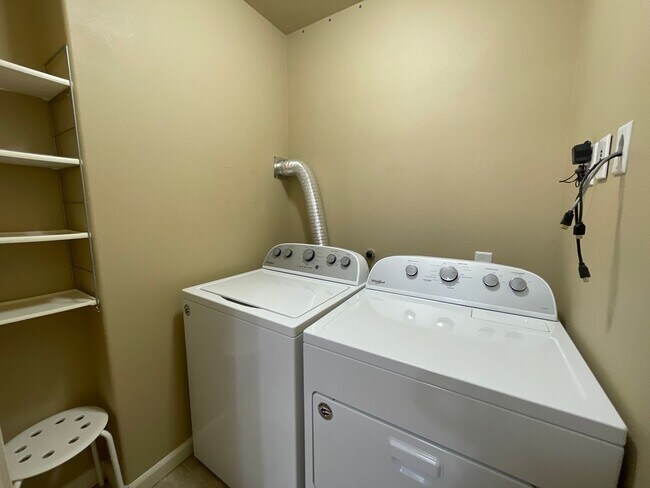 Building Photo - 3 Bedroom 2.5 Bathroom House with Bonus Room ~ Garage, A/C, includes Washer and Dryer ~ Close to ...