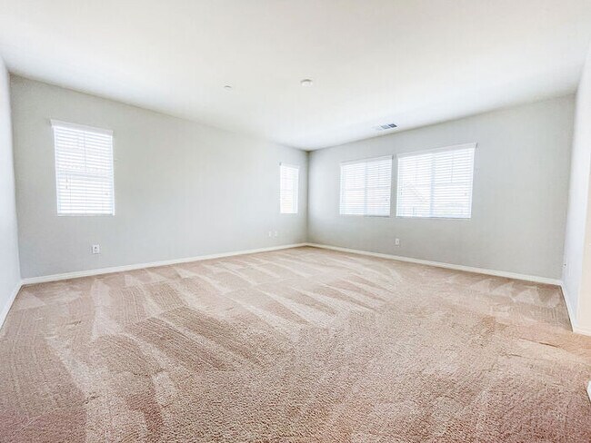 Building Photo - Beautiful 2 Story 4 Bedroom Home in Great ...